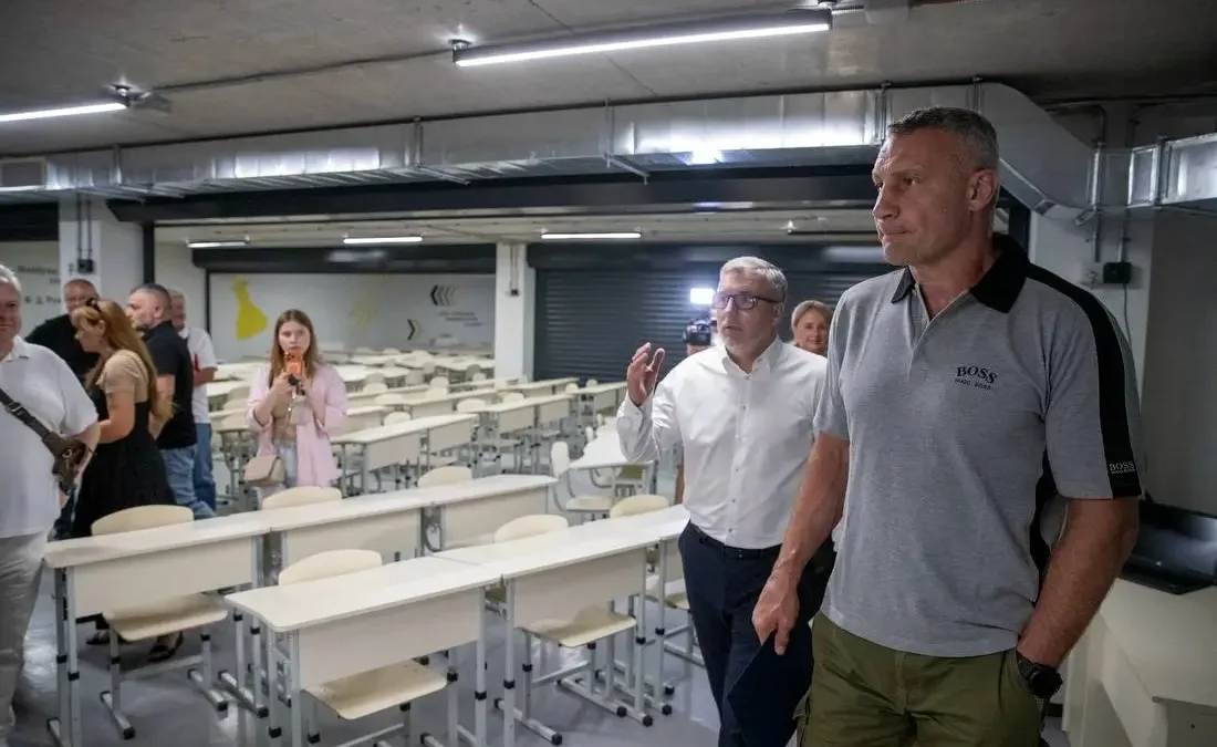 Мер Віталій Кличко оглядає нове укриття в ліцеї Києва