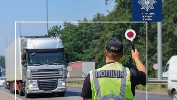 Вантажівка на дорозі Києва під час обмеження руху через спеку