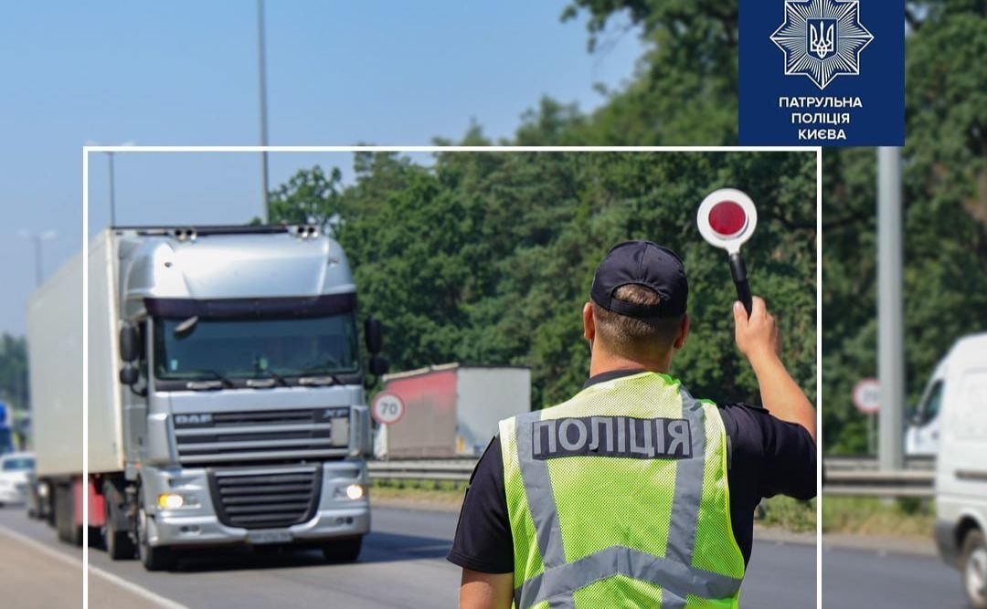 Вантажівка на дорозі Києва під час обмеження руху через спеку