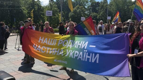 Бригада швидкої допомоги на місці падіння уламків під час вибухів у Києві