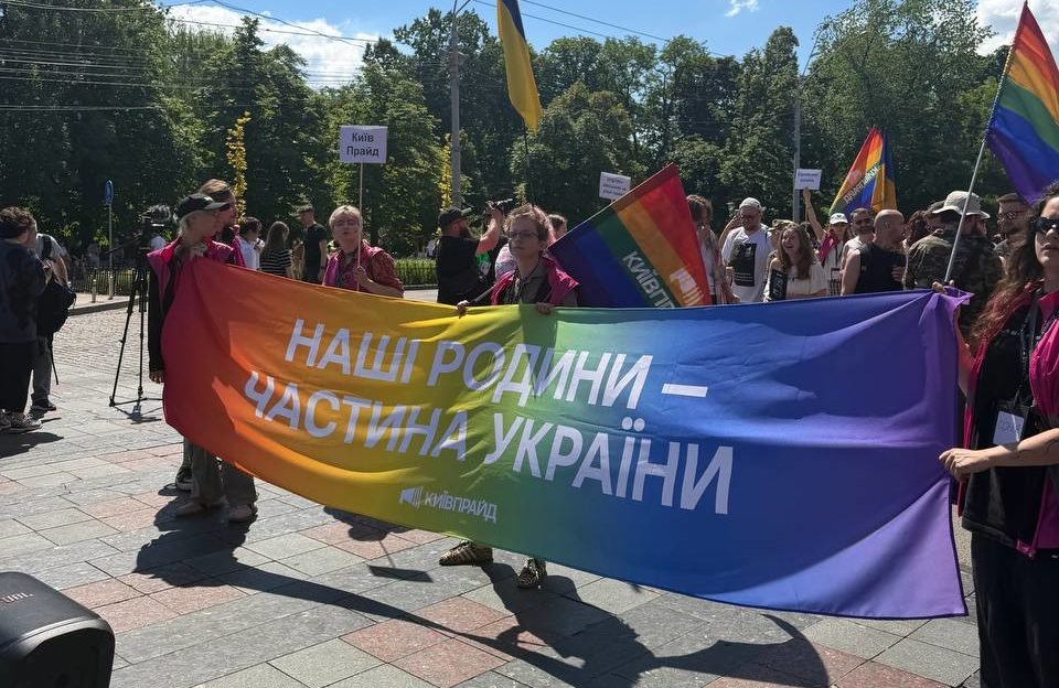Бригада швидкої допомоги на місці падіння уламків під час вибухів у Києві