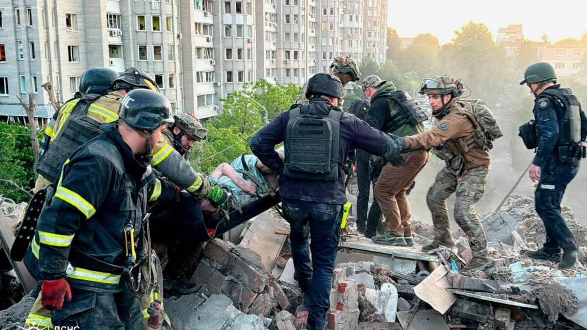 Рятувальники розбирають завали після масованої атаки 2 червня в Україні