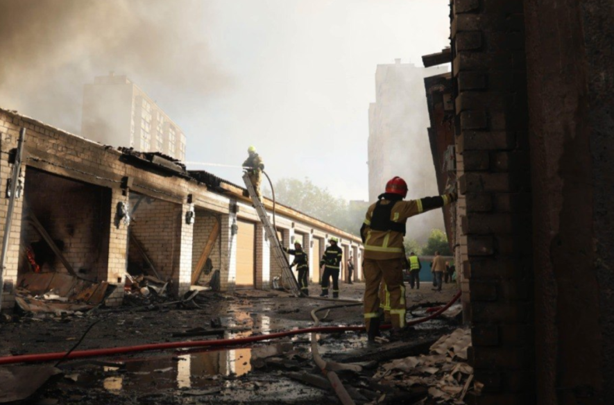 рятувальники розбирають завали після російської атаки в Києві