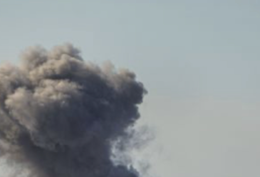 Сигнал повітряної тривоги та нічне небо над Київщиною під час атаки безпілотників