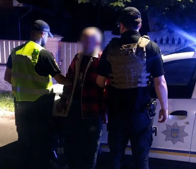 Поліцейські затримують чоловіка, який влаштував стрілянину в Ірпені