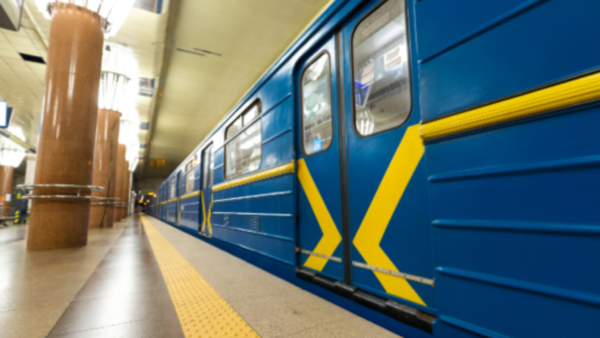 Вхід до станції метро Київ, після відновлення руху поїздів