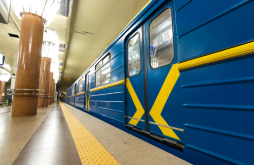 Вхід до станції метро Київ, після відновлення руху поїздів