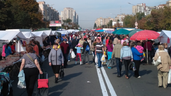 Фотографія вулиці Києва під час проведення сезонних ярмарків, з обмеженим рухом транспорту