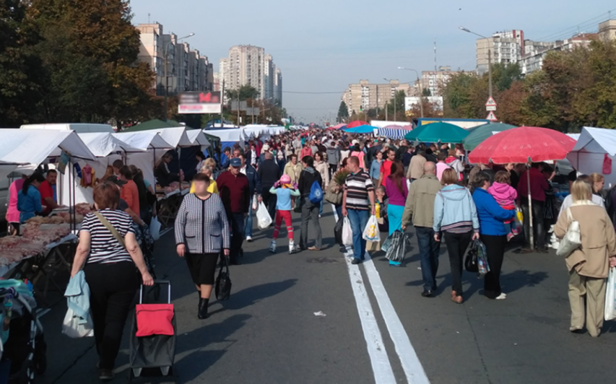 Фотографія вулиці Києва під час проведення сезонних ярмарків, з обмеженим рухом транспорту