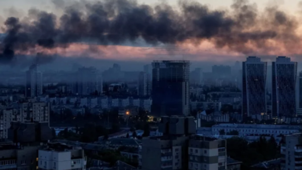 Наслідки ракетного удару по Києву, пожежа у Дарницькому районі