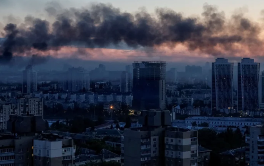 Наслідки ракетного удару по Києву, пожежа у Дарницькому районі