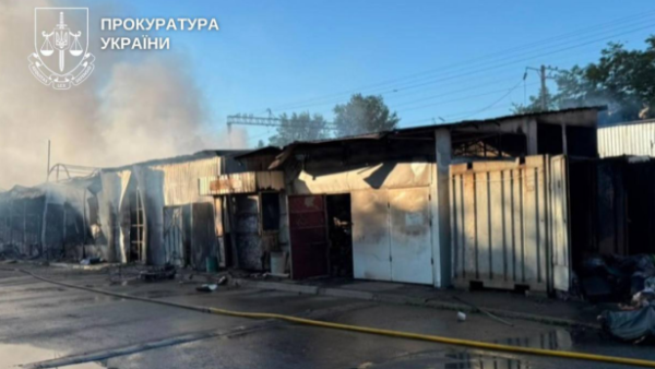 Наслідки атаки Києва: пошкоджені будівлі та автомобілі після нічних вибухів