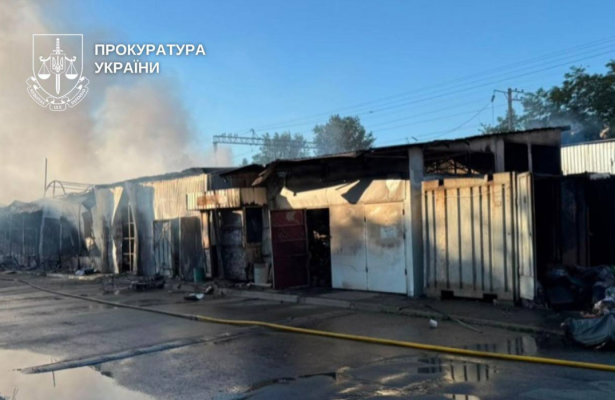 Наслідки атаки Києва: пошкоджені будівлі та автомобілі після нічних вибухів