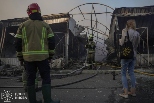 Рятувальні роботи на місці завалів у Києві