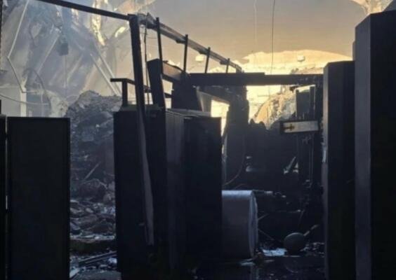 Зруйнована будівля друкарні в Києві після атаки
