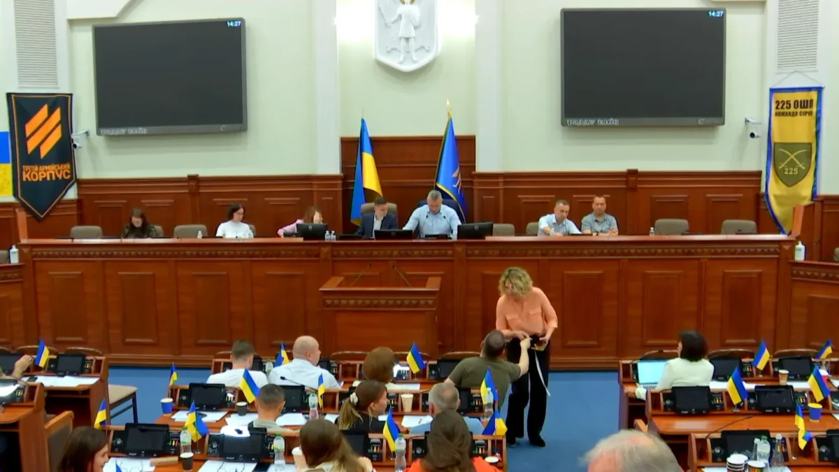 Депутати Київради голосують за зміни до програми Захисник Києва