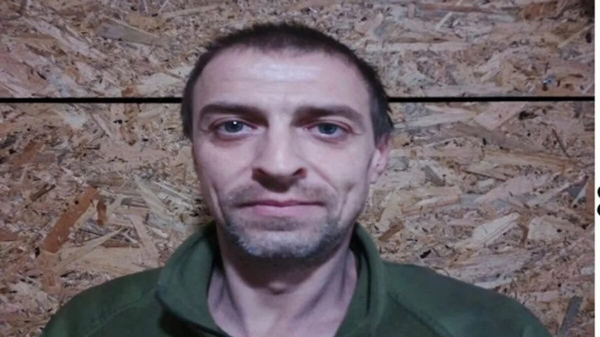 Ілюстрація поліцейської машини біля лікарні, що символізує розслідування смерті військового у київській лікарні