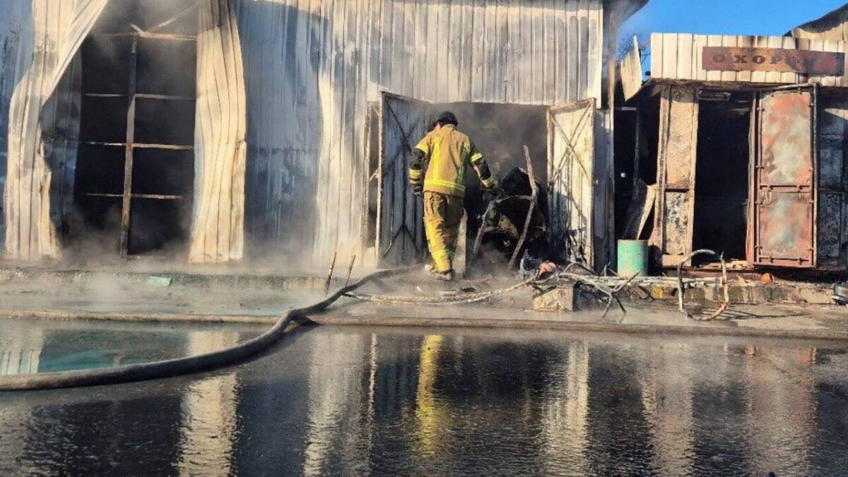Наслідки ракетного удару в Києві, пошкоджений ринок на Почайні