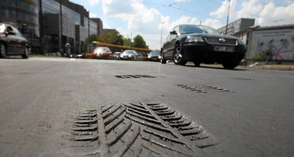Вантажівка на дорозі в Києві під час спеки