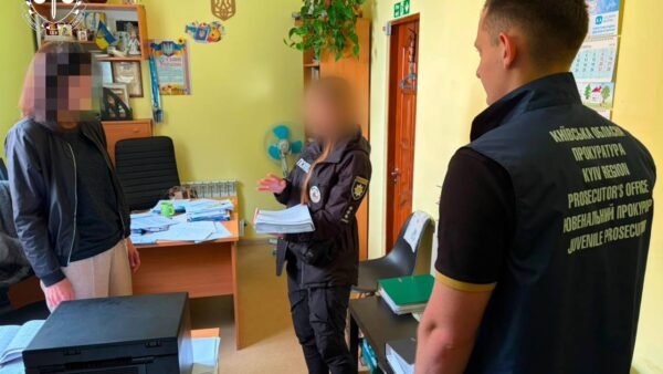 Поліцейські розслідують справу про вбивство, поруч соціальні служби