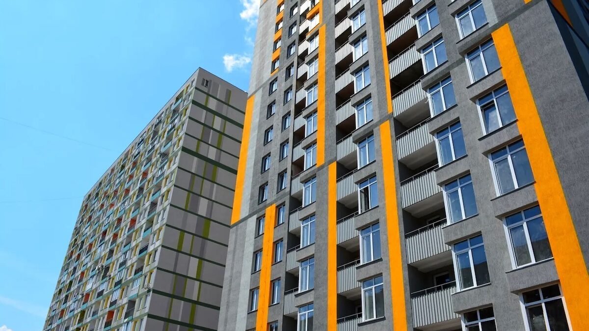 Фасад житлового комплексу «Грюнвальд» у Києві