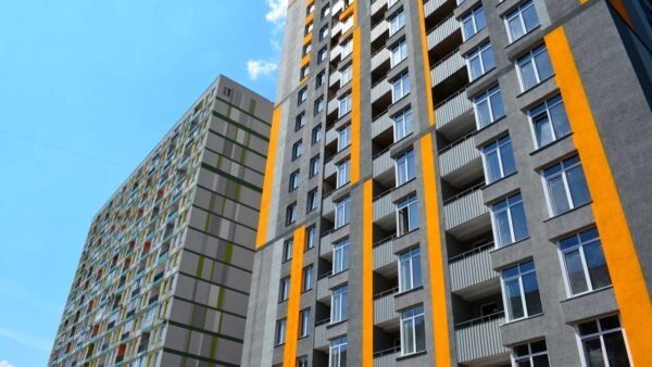 Фасад житлового комплексу «Грюнвальд» у Києві