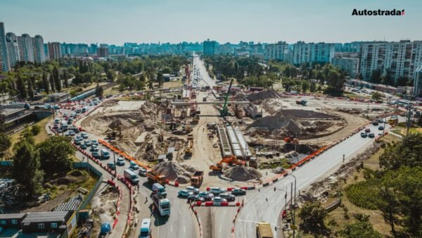 Монтаж балок на шляхопроводі біля станції метро Чернігівська