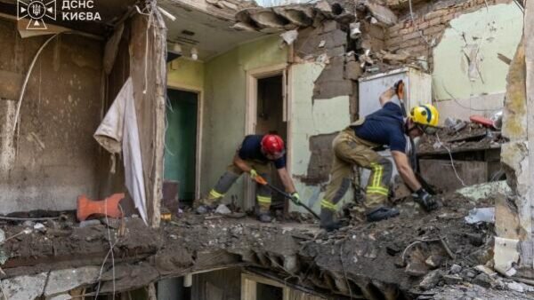 Розбір завалів після обстрілу у Солом'янському районі Києва