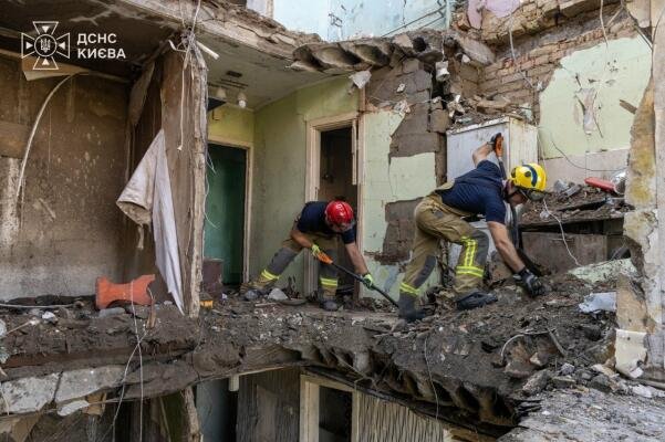 Розбір завалів після обстрілу у Солом'янському районі Києва