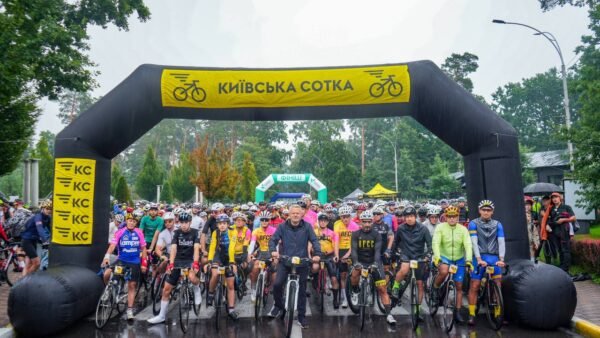 Учасники благодійного велозаїзду «Київська сотка» в Бучі