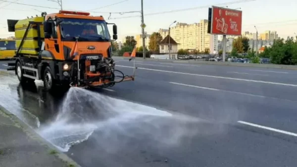 Вантажівка на дорозі під час спеки