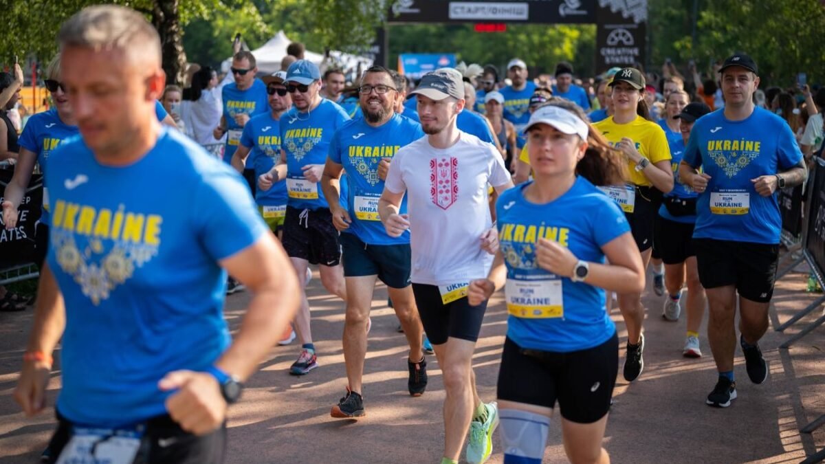 Учасники благодійного «Забігу у вишиванках» на ВДНГ