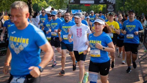 Учасники благодійного «Забігу у вишиванках» на ВДНГ