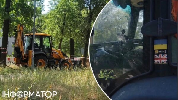 Трактор JCB з маркуванням підтримки ЗСУ під час робіт