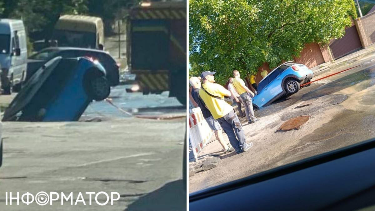 Автомобіль Mini Cooper, що провалився під землю на вулиці Білицькій