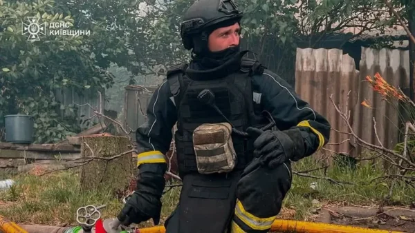 Наслідки ворожої атаки на приватний будинок у Київській області