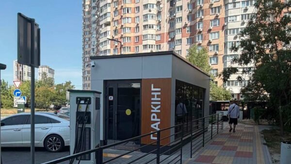 Вхід до підземного паркінгу біля МакДональдса на проспекті Петра Григоренка