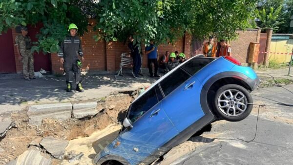 Автомобіль, що провалився у вирву в Подільському районі