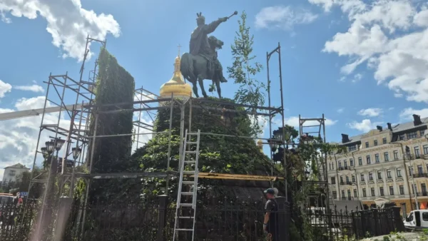 Пам'ятник Богдану Хмельницькому на Софійській площі без захисних риштувань