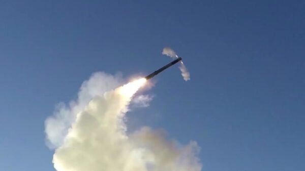 Пожежа після ракетного удару у Шевченківському районі Києва