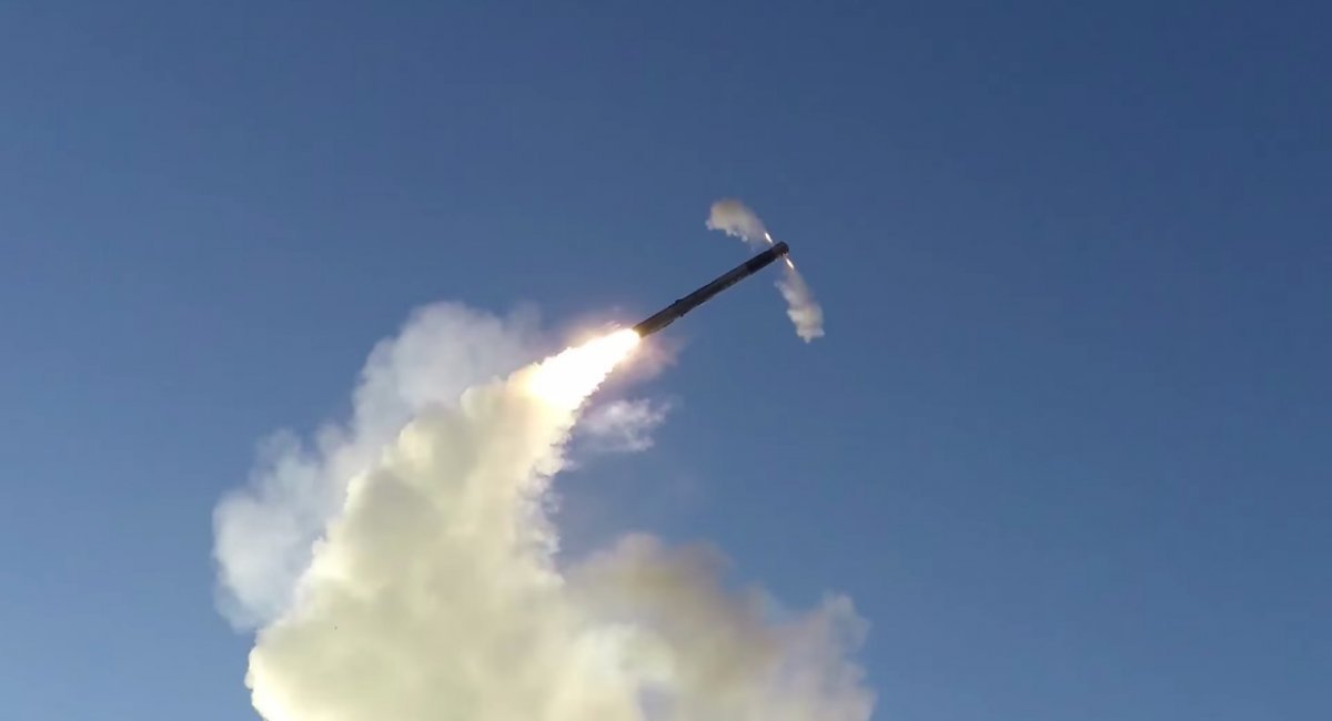 Пожежа після ракетного удару у Шевченківському районі Києва