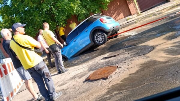 Провалля на вулиці Білицькій у Києві