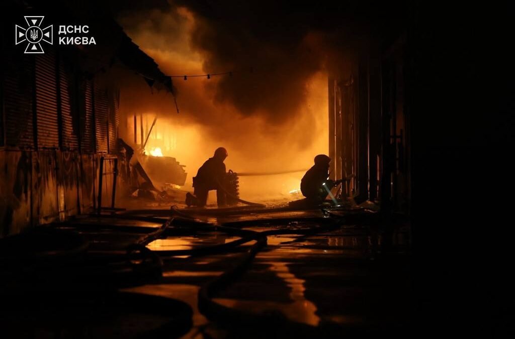 Пожежа на ринку в Оболонському районі після обстрілу Києва