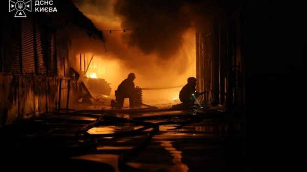 Пожежа на ринку в Оболонському районі після обстрілу Києва