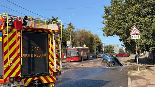 Автомобіль провалився в яму на вулиці Білицькій у Києві