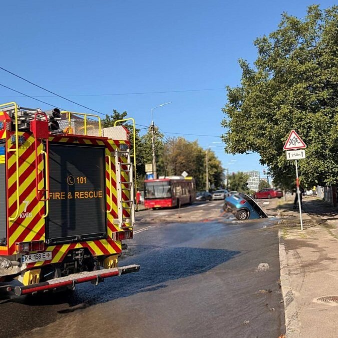 Автомобіль провалився в яму на вулиці Білицькій у Києві