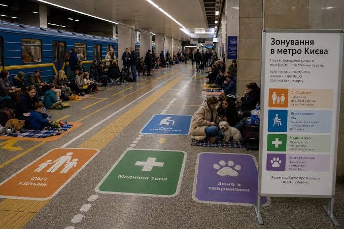 Спеціальні навігаційні наліпки на платформі станції метро Сирець