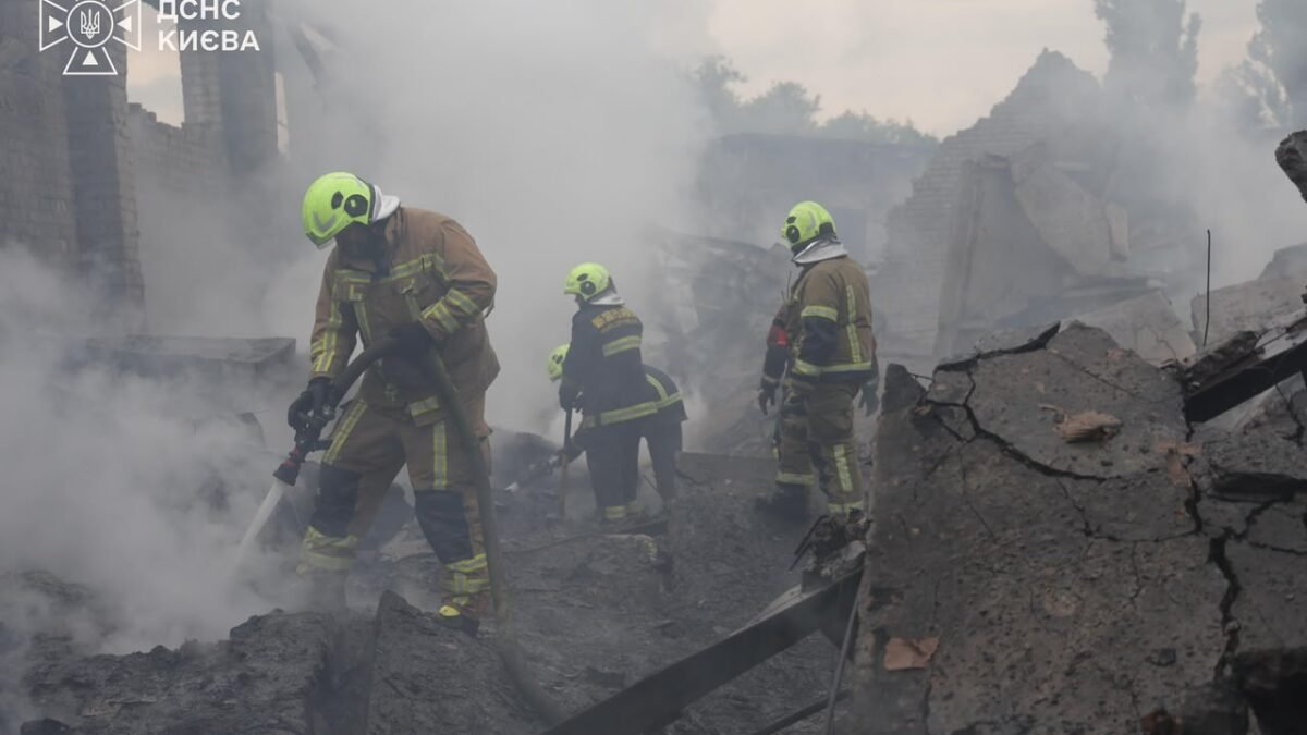 Наслідки обстрілу Києва, пожежа в Голосіївському районі
