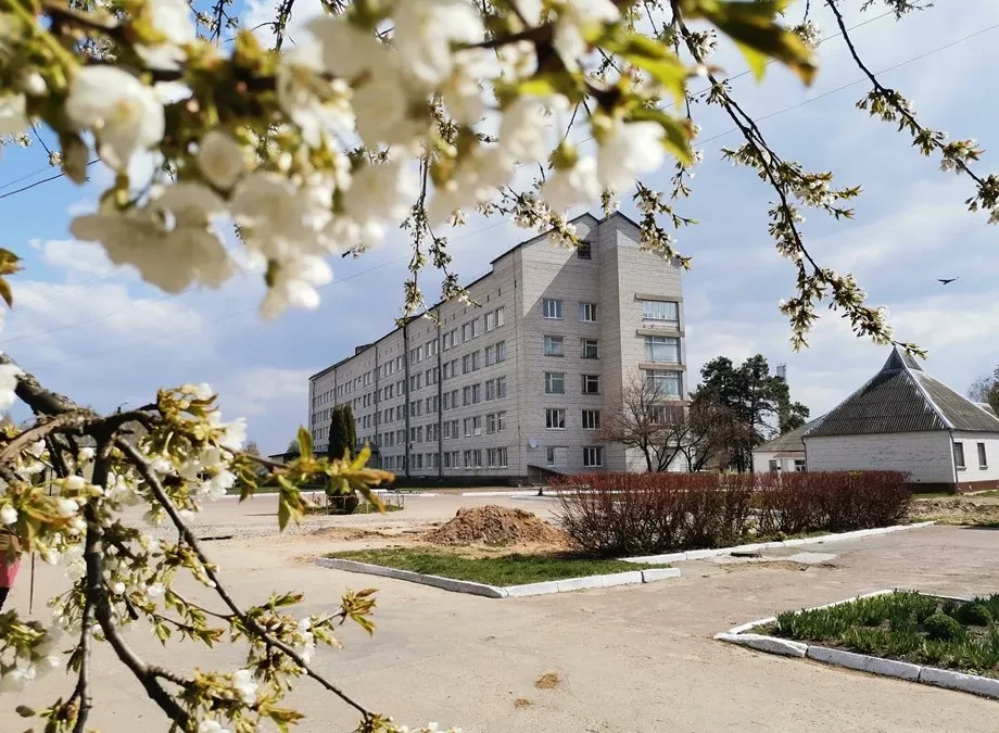 Фасад Макарівської багатопрофільної лікарні інтенсивного лікування