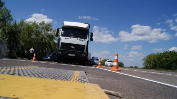 Вантажівка на дорозі в Києві в спекотний день